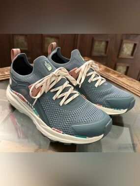 The North Face Woman’s Vectiv Hypnum Trail Running Shoe size 8